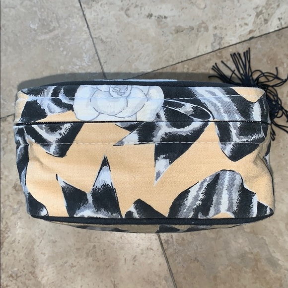 CHANEL VINTAGE and RARE FABRIC COSMETIC CASE - Picture 5 of 8